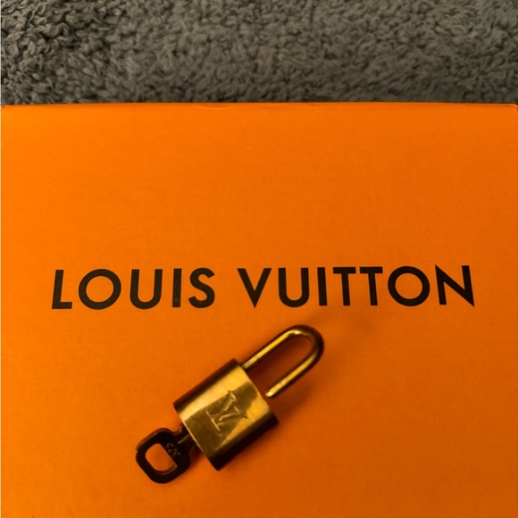 LV  Brass Padlock set Lock & Key with Chains/unbranded chains and a LV Box - Picture 4 of 9
